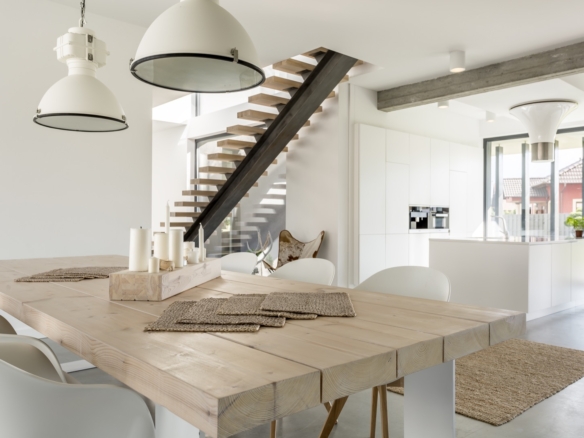 villa with open dining room